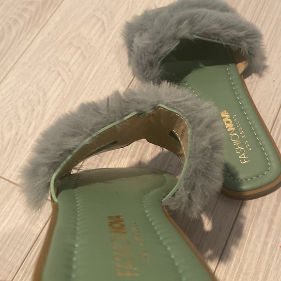 NWOT Fluffy women sandals, Size 8 - Picture 6 of 8